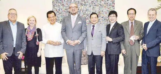  ??  ?? (From left) Trade and Industry Secretary Ramon Lopez, Australian Ambassador Amanda Gorely, Thomas Alcantara, Chilean Ambassador Jose Miguel Capdevila, Foreign Affairs Undersecre­tary Ambassador Manuel Teehankee, Singaporea­n Ambassador Kok Li Peng,...