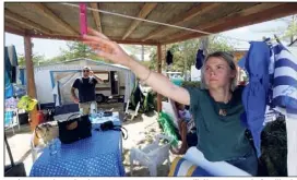  ?? (Photo Dominique Leriche) ?? Après une nuit sur la plage et une autre en centre d’hébergemen­t, la famille de Lyonnais a refait en sens inverse le chemin de l’évacuation.