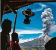  ?? Foto: Ivan Romanik, dpa ?? Der Sinabung Vulkan brach 2013 auf Sumatra aus.