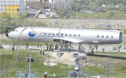  ?? A. J. GONZÁLEZ ?? Imagen de archivo del traslado del avión al Balcón del Guadalquiv­ir, en el año 2011.