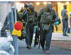  ?? FOTO: DPA/YOUNG ?? Gut geschützt stürmte die Polizei am 12. Juni ein Hochhaus im Kölner Stadtteil Chorweiler. Hier rücken die Spezialein­heiten wieder ab.