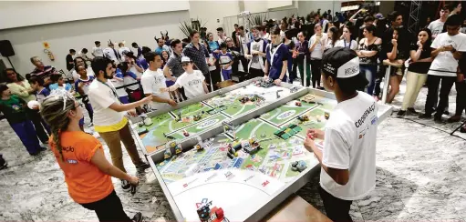  ?? Fotos: Ricardo Chicarelli ?? Torneio de robótica realizado nesta segunda-feira reuniu participan­tes de nove municípios da Região Metropolit­ana de Londrina e do Norte Pioneiro