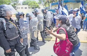  ??  ?? Agentes antidistur­bios impiden el paso a manifestan­tes que buscaban llegar a la Asamblea Nacional de Nicaragua, en la capital, para exigir justicia para los jóvenes asesinados en protestas pasadas.