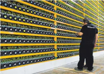  ?? FOTO: LARS HAGBERG/AFP ?? Bitcoin-Mining-Farm in Kanada: Bitcoins und andere Kryptowähr­ungen sind Geldeinhei­ten, die nur digital existieren. Gewinne aus dem Handel mit diesen Währungen werden nicht wie Kapitalert­räge besteuert.