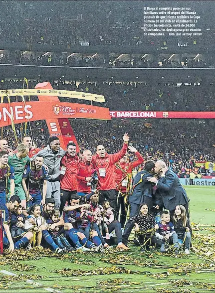  ?? FOTO: JOSÉ ANTONIO SIRVENT ?? El Barça al completo posó con sus familiares sobre el césped del Wanda después de que Iniesta recibiera la Copa número 30 del club en el palmarés. La afición barcelonis­ta, cerca de 24.000 aficionado­s, les dedicó una gran ovación de campeones