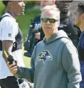  ?? BALTIMORE SUN KEVIN RICHARDSON / ?? Coordinato­r Todd Monken spent Wednesday’s Ravens practice directing the offense like a downtown New York City traffic cop at rush hour, columnist Mike Preston writes.