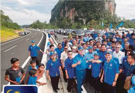  ?? PIC BY SAIRIEN NAFIS ?? Prime Minister Datuk Seri Najib Razak launching a section of the Central Spine Road in Kuala Lipis yesterday. On his right is Pahang Menteri Besar Datuk Seri Adnan Yaakob.