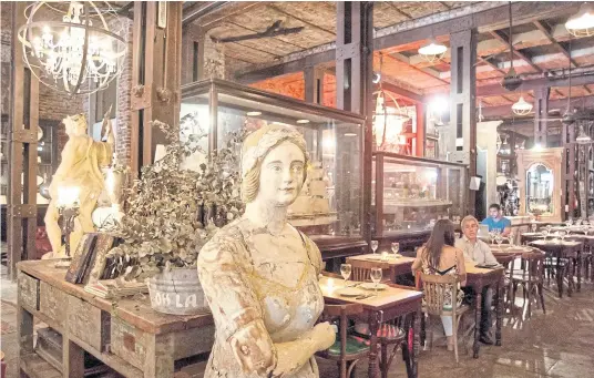  ?? Patricio pidal/afv ?? Estatuas y arañas antiguas se mezclan entre las mesas del restaurant­e Nápoles