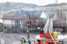  ?? FOTOS: KORNELIA HÖRBURGER ?? Die Feuerwehr konnte nicht verhindern, dass das Haus komplett ausbrannte.