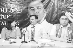  ??  ?? Voon (left), Dr Teo (second left) and PKR member Steve Teo at a press conference to denounce as fake news a newspaper report of Dr Teo intending to move a motion to remove religion from the identity card of Malaysians.