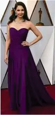  ??  ?? The colour on Ashley Judd’s strapless dress is stunning.