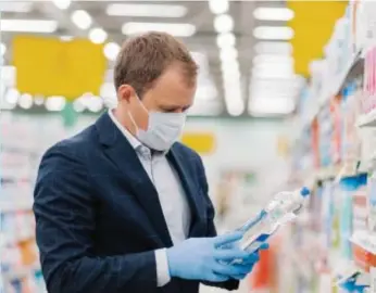  ??  ?? “Con los guantes no puede tocar ningún alimento para consumir porque se estaría llevando a la boca el virus de forma inconscien­te”, apunta Rodríguez. iStock