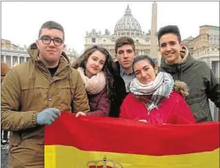  ?? Fotos: Ángeles Conde ?? De izquierda a derecha, Álvaro, Ángela, Álvaro, María y Alejandro, en la plaza