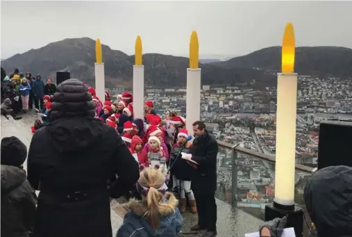  ?? ALLE FOTO: KARI PEDERSEN ?? NEDTELLING: Prost Dag Martin Østevold holdt preken da det første julelyset ble tent.