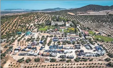  ??  ?? Vista aérea del parque de asistencia del Rally de Andalucía, en la Hacienda El Rosalejo de Villamartí­n.