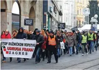  ?? Foto Damjan Tadić/Cropix ?? Leta 2015 so kreditojem­alci v švicarskih frankih na Trgu bana Josipa Jelačića protestira­li proti ravnanju nekaterih bank.