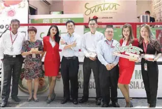  ??  ?? AirAsia cabin crew and staff (in red and black) with (from left) theSun’s human resource and administra­tion manager Muhammad Radzi, senior manager Lee Siew Siew, managing editor Freddie Ng, executive director CK Ching and financial controller Ricky Ng, during the visit.