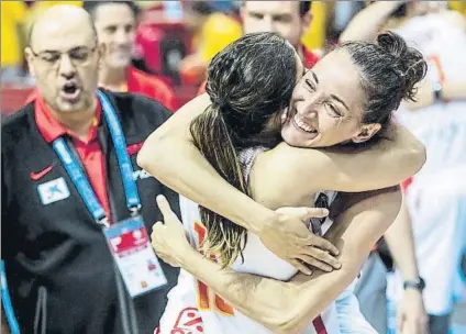  ?? FOTO: EFE ?? Laia Palau, capitana de la selección, se abraza a Marta Xargay con Lucas Mondelo, el selecciona­dor, en segundo plano