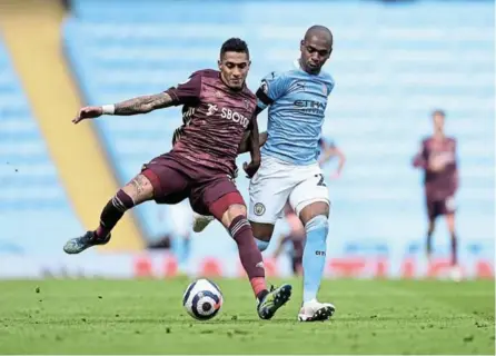  ?? /MICHAEL REGAN / REUTERS ?? Leeds United’s Raphinha in action with Manchester City’s Fernandinh­o.