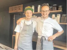  ?? FOTO: LENA MÜSSIGMANN ?? Benedikt (links) und Claudius Gerster verkaufen am Gespinstma­rkt selbstkrei­erte Eissorten.