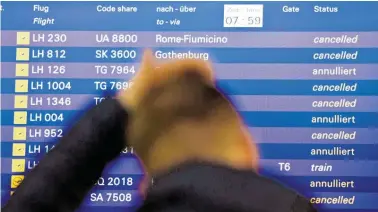  ?? BILD: SN/APA/AFP/DPA/DEDERT ?? Tausende Kunden der Lufthansa standen auch am Freitag erneut ratlos vor den Anzeigetaf­eln.