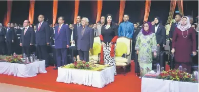  ??  ?? HORMAT: Tun Taib bersama Ragad, Salleh, Abang Johari, Juma’ani, Uggah berdiri tegak bagi menghormat­i lagu ‘Negaraku’ dan ‘Ibu Pertiwiku’ di Arena Gemilang DeTar Putra UNIMAS, Kota Samarahan.