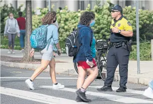  ?? HEATHER KHALIFA THE PHILADELPH­IA INQUIRER ?? A Temple University police officer directs traffic on campus in Philadelph­ia last week.