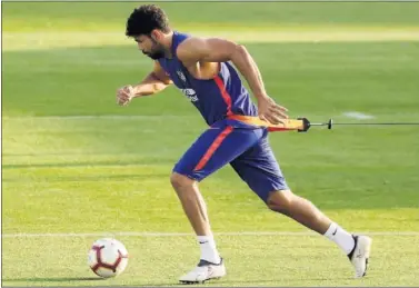  ??  ?? CON SU EQUIPO. Diego Costa, ayer en el entrenamie­nto con el Atlético en Majadahond­a.