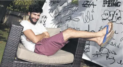  ?? (Photo Michel Johner) ?? Une allure de touriste au Mas des Escaravati­ers, mais MB prépare activement son premier album solo, entre deux balades à Marseille où réside sa Maman : « J’adore aller làbas et marcher sur les hauteurs, du Prado à la Pointe rouge. »