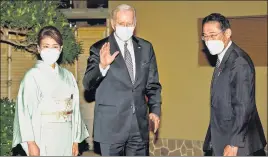  ?? AP ?? Japanese Prime Minister Fumio Kishida (right) and his wife Yuko Kishida welcome US President Joe Biden at Hoppoen garden for dinner in Tokyo, Japan, on Monday.