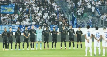  ?? File / Reuters ?? ±
Arsenal players observe a minute’s silence before the start of the second half of their Europa League Group A match after the death of Britain’s Queen Elizabeth.