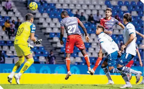  ?? ?? Diber Cambindo gana la marca a toda la zaga poblana y cabecea en los minutos finales para dar otro triunfo al Necaxa en el CL24.