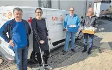  ?? FOTO: KARL-HEINZ KLEINAU ?? Die Vertreter der Kirchengem­einde füllten das Fahrzeug der Tafel randvoll mit Spenden.