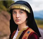  ??  ?? Eleni aus Delphi in Griechenla­nd mit Tracht.