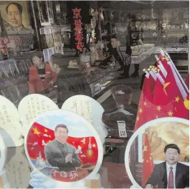  ?? AP PHOTO ?? AUTHORITAR­IANS RULE: President (for life) Xi Jinping featured alongside Mao Zedong in a Beijing souvenir shop display.