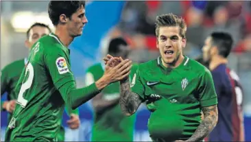  ??  ?? DEDICATORI­A. Pablo Pérez y Álvaro, los dos goleadores del Sporting en Ipurua, celebran el 0-1.