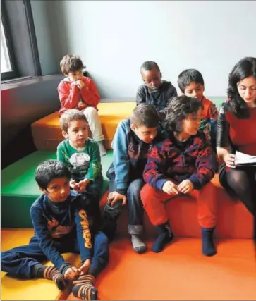  ??  ?? VIL ØKE LESELYSTEN: Kulturmini­ster Hadia Tajik leser for barn på Litteratur­huset i Oslo. Det