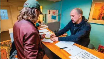  ?? FOTO: JARLE R. MARTINSEN ?? Svenn Langseth geleider Cato Larsen som skal ut på oppdrag for Shalam. Langseth får som en av de aller første muligheten til å ta fagbrev i butikkfag selv om han ikke har tatt de seks fellesfage­ne fra videregåen­de skole.