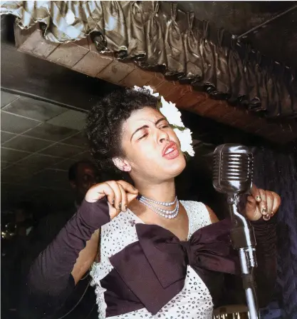  ?? FOTO: MICHAEL OCHS ARCHIVES/ GETTY IMAGES ?? ■
Jazzsånger­skan Billie Holiday uppträder på Club Downbeat i New York i februari 1947.