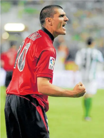  ?? Foto: Patricia Astráin ?? John Aloisi celebra el único gol de Osasuna en una final de Copa, en 2005 en el Calderón.