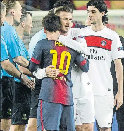  ?? FOTO: PEP MORATA ?? David Beckham, abrazándos­e a Leo Messi en 2013, tras el Barça-PSG de Champions (1-1), su último partido europeo