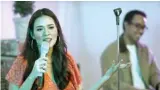  ?? GLANDY BURNAMA/JAWA POS ?? NYANYI BARENG: Raisa live streaming di kanal YouTube-nya kemarin sore.