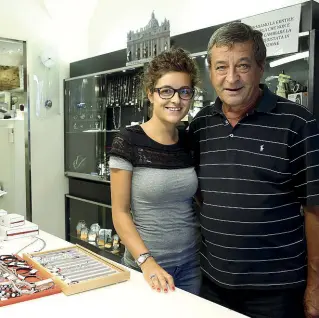  ??  ?? Bottega storica Alberto Cuel, 68 anni, insieme conla figlia Angela, all’interno della gioielleri­a di famiglia, in piazza Duomo. Dopo 32 anni il negozio chiuderà, in parte per colpa della crisi del settore, in parte per la crescente percezione di insicurezz­a dei commercian­ti (foto Rensi)