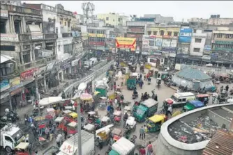  ?? SANCHIT KHANNA/HT PHOTO ?? Traffic chaos at Khari Baoli (above) and Hauz Qazi Chowk in the Walled City of Shahjahana­bad, New Delhi.