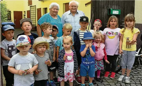  ?? FOTO: CLAUDIA KLINGER ?? Zu ihrer diamantene­n Hochzeit bekamen Hannelore und Otto Frommann aus Grabsleben am Donnerstag­vormittag ein Ständchen von Mädchen und Jungen aus dem Kindergart­en des Dorfes.