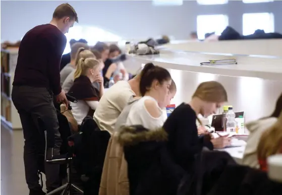  ?? Foto: Lehtikuva / vesa MoiLanen ?? Karriärpla­nering. Helsingfor­s universite­t lägger om studieprog­rammen för att utexaminer­a ungdomar med färdighete­r som bättre ska svara mot de behov arbetslive­t väntas ha i framtiden.