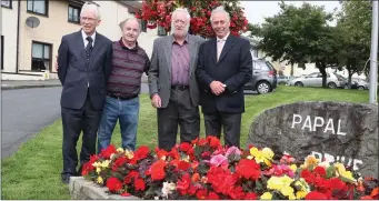  ??  ?? Judes meet with Papal Drive residents Dickie Corrigan and Peter Murphy.