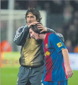  ?? FOTO: EDUARD OMEDES ?? Raúl felicita a Messi tras su ‘hat-trick’ en el Clásico de 2007