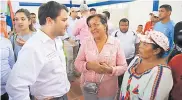  ??  ?? Pumarejo dialoga con líderes de la comunidad.