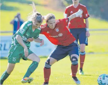  ?? FOTO: VOLKER STROHMAIER ?? Der SV Alberweile­r (links Britta Peters) musste gegen den FC Bayern München die erste Saisonnied­erlage hinnehmen.